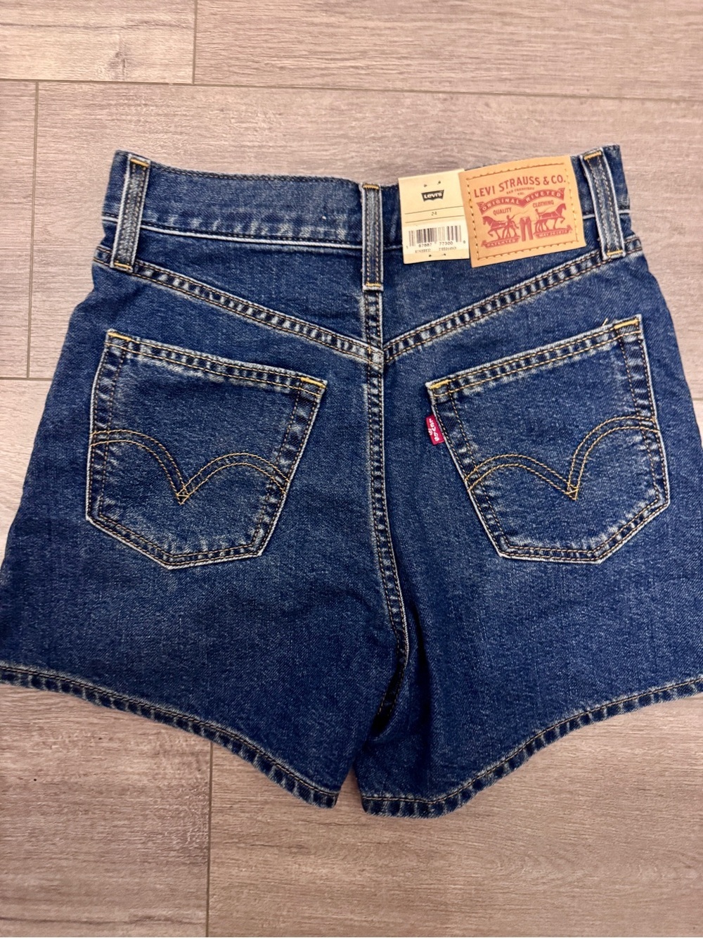💙 Levi’s Ribcage High-Waisted Denim Shorts | Size 24 | NWT - Picture 2 of 8